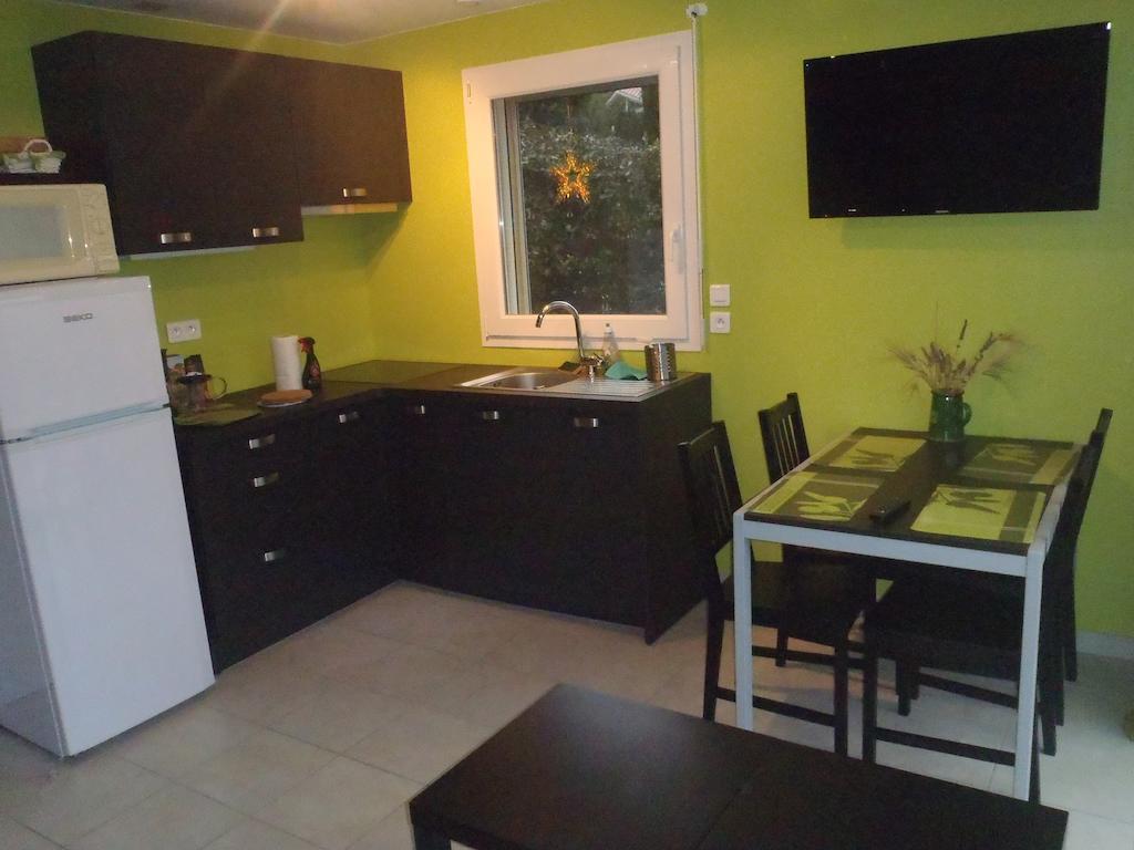 Les Chevrefeuilles Apartman Manosque Szoba fotó